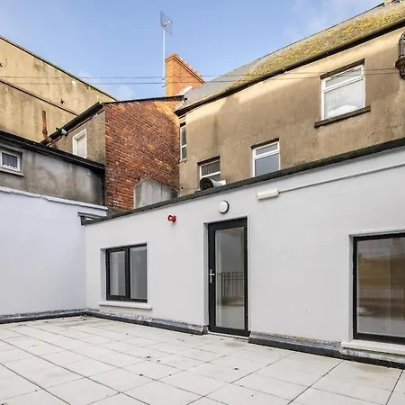 1st Floor Stylish 2-bed