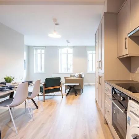 1st Floor Stylish 2-bed *