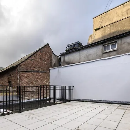 1st Floor Stylish 2-bed