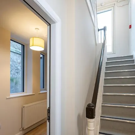 1st Floor Stylish 2-bed Appartement *
