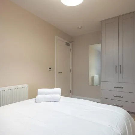 1st Floor Stylish 2-bed Appartement *