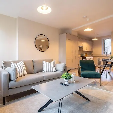 1st Floor Stylish 2-bed *