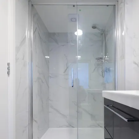 1st Floor Stylish 2-bed Appartement